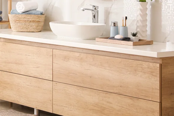 Moderner Waschtisch aus Holz mit Aufsatzwaschbecken